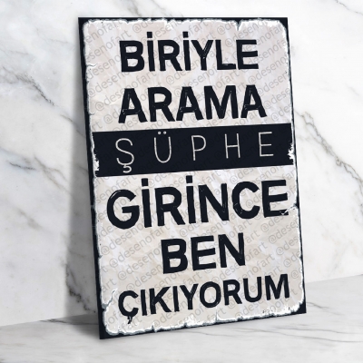  Biriyle arama şüphe girince... Retro Ahşap Poster