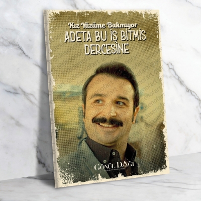 Kız yüzüme bakmıyor. Adeta bu iş bitmiş dercesine Ahşap Retro Poster